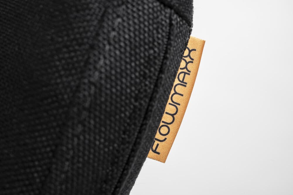 Close-up van het leren FLOWMAXX-label op de rugleuning